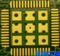 這個通孔的設(shè)計勉強可以接受，只剩下正中間一個通孔沒有塞孔，而且孔徑也變小了。