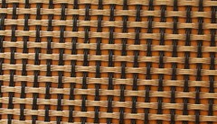 圖片只是示意圖，并不是真正的玻纖布，基本上由經(jīng)緯兩股材料交錯(cuò)編織而成，經(jīng)緯的交錯(cuò)間如果有空隙，就容易藏水分，所以一般會(huì)以透氣性來(lái)檢查其密合度。