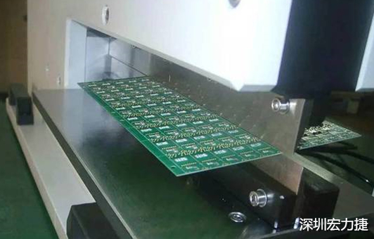 基本上V-Cut就是破壞板子結(jié)構(gòu)的元兇，因?yàn)閂-Cut就是在原來一大張的板材上切出溝槽來，所以V-Cut的地方就容易發(fā)生變形。