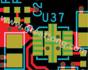 因孔徑過大，焊料沿孔壁爬溢流出