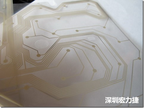 下面第二個圖則是另一片也有著按鍵線路的PTF，當(dāng)上、下兩面PTF的按鍵結(jié)點互相接觸后就可以計算出是哪個按鍵被按下了?？墒钱?dāng)按鍵沒有按下時，上下兩片PTF的線路則是分開的，所以上圖那片PTF的線路上面其實還另外覆蓋了另一層透明的PET作為絕緣層，只露出了需要在鍵盤按下時才會碰觸的接觸點，因為這些材質(zhì)使用的都是Polymer，所以才撐這樣的技術(shù)為Polydome(聚合簧片)。