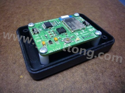 熱熔膠的牢固程度，對(duì)于非高振動(dòng)的應(yīng)用來說已經(jīng)很足夠，而且如果你想要讓盒子另作他途，支架也可以拿掉，用酒精磨擦即可移除熱熔膠。