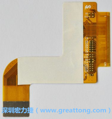 FPCB并非可無限制撓曲，為避免過度撓曲拉扯造成銅箔斷裂，一般在較長條型板材會貼附補(bǔ)強(qiáng)貼片。